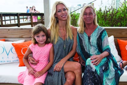 Otros tiempos: Nicole con su mamá y su hija Allegra, en Punta del Este