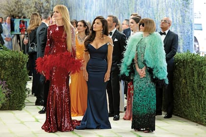Nicole Kidman, con un diseño con lentejuelas y plumas by Chanel; Lauren Sánchez Bezos eligió
con un vestido de Schiaparelli y joyas de Lorraine Schwartz; y Anna Wintour lució un look en degradé y chaqueta de plumas a tono de Chanel, con joyas de Van Cleef & Arpels