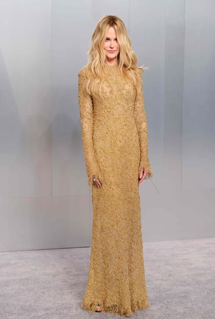 Nicole Kidman, enfundada en un vestido bordado de mangas largas, en tono oro opaco