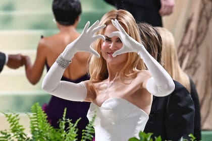 Nicole Kidman fue una de las más celebradas de la noche. Además de engalanar la velada con un diseño en blanco y negro inspirado en una creación original de la colección primavera-verano 1951 del gran maestro español de la moda, Cristobal Balenciaga, se mostró muy atenta y simpática con la prensa. La actriz llegó acompañada por su marido, el músico Keith Urban