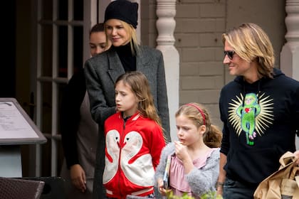 Una postal familiar de Nicole Kidman junto a su marido, Keith Urban, y sus hijas, Sunday Rose y Faith Margaret
