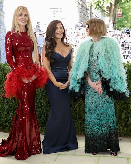 Nicole Kidman, Lauren Sánchez Bezos y Anna Wintour, la mujer que desde hace años custodia cada detalle de este evento de moda se saludan. Mientras que la actriz eligió un vestido de Chanel, la esposa del dueño de Amazon lució un escotado diseño de Schiaparelli en azul marino. Por su parte, la editora de Vogue optó por el turquesa y realzó su creación con un excéntrico abrigo de plumas al tono