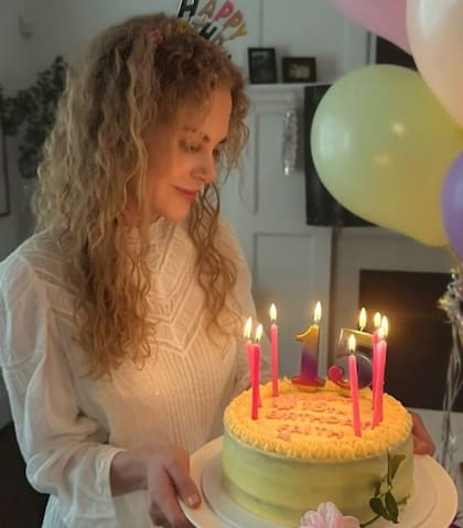 Nicole Kidman y la torta para su hija menor, en una postal que compartió con sus seguidores