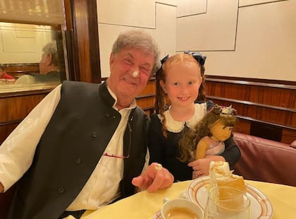 Nicole, la hija de Natalia Denegri, junto a Alan Hassenfeld. El exCEO de Hasbro le dedicó a la niña su libro