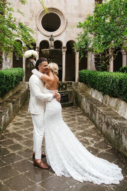 Nicole llevó en la ceremonia religiosa un vestido de encaje con cola y mangas de Vera Wang, que adquirió en la boutique Le Concept By Alex Dojcinovic.