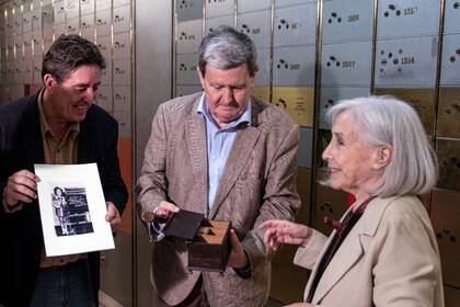 Nicole Muchnik recoge el legado que depositó el editor y fotógrafo en la #CajadelasLetras, acompañada por el director del Instituto Cervantes, García Montero, y el crítico de arte Juan Manuel Bonet