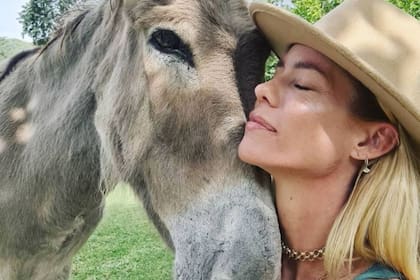 Nicole Neumann disfrutó de los paisajes y también dedicó un tiempo para pasar con diferentes animales del norte argentino, como la burra Margarita