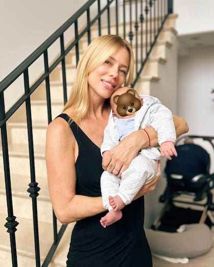 Nicole Neumann hizo una sesión de fotos en casa con Cruz (Foto: Instagram @nikitaneumannoficial)