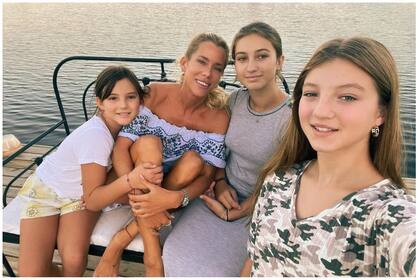 Nicole Neumann junto a Indiana, Allegra y Sienna, frutos de su relación con Fabián "Poroto" Cubero (Foto: Instagram @nikitaneumannoficial)