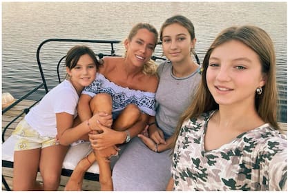 Nicole Neumann junto a Indiana, Sienna y Allegra, sus tres hijas (Foto: Instagram @nikitaneumannoficial)