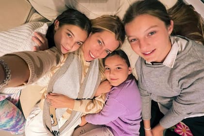 Nicole Neumann junto a sus tres hijas Allegra, Sienna e Indiana, frutos de su relación con Fabián "Poroto" Cubero