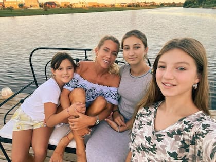 Nicole Neumann junto a sus tres hijas (Foto Instagram @nikitaneumannoficial)