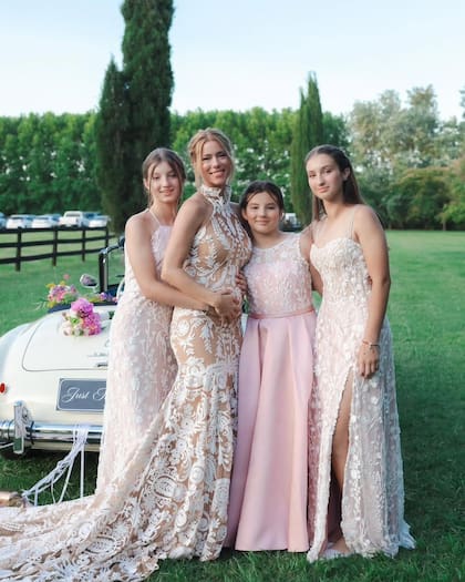 Nicole Neumann, junto a sus tres hijas mayores, Allegra, Sienna e Indiana, fruto de su relación con Fabián Cubero, en su casamiento con Manu Urcera (Foto: Instagram @cubero.allegra)