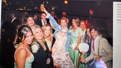 Nicole Neumann posó junto a sus allegados