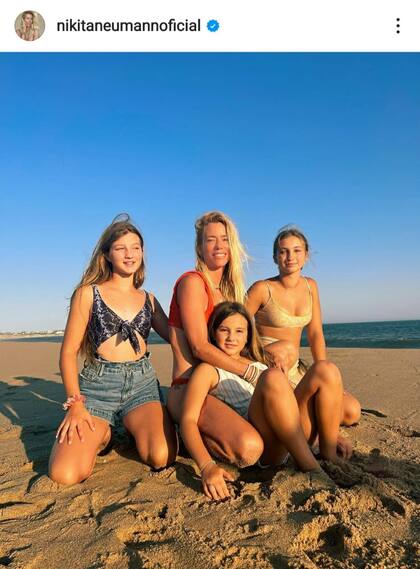 Nicole Neumann recibió el 2022 en compañía de sus hijas y de su pareja en Punta del Este