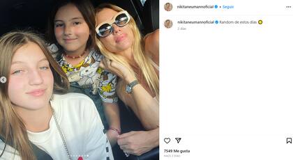 Nicole Neumann se encuentra de vacaciones con sus hijas