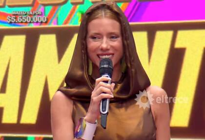 Nicole Neumann se lució con un llamativo vestido en Los 8 escalones (Foto: Captura eltrece)