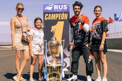 Nicole Neumann suele acompañar a su novio Manuel Urcera en sus carreras de TC; aquí, junto a dos de sus hijas, Sienna y Allegra Cubero