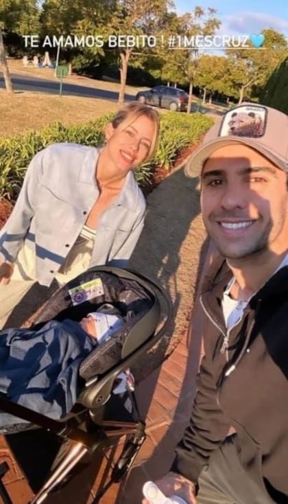 Nicole Neumann y Manu Urcera dejaron ver el rostro de su hijo Cruz (Foto: Instagram)