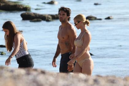 Nicole Neumann y Manu Urcera mostraron en las redes el primer regalo que recibi su futuro hijo para Navidad: un kit que inclua un suter, un conejo hecho a crochet, un cambiador con diseo de animales y un juguete de madera