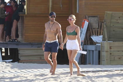 Nicole Neumann y Manuel Urcera, de caminata por las playas de José Ignacio