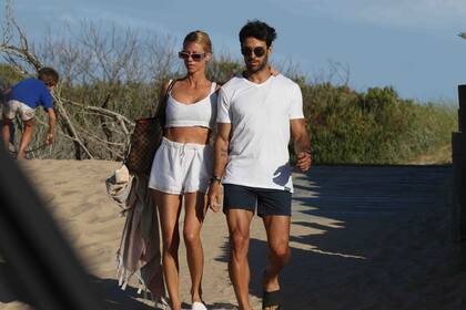 Nicole Neumann y Manuel Urcera en la playa, después de haber anunciado su compromiso. 