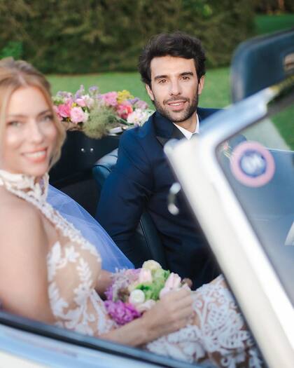 Nicole Neumann y Manuel Urcera posaron el día de su boda
