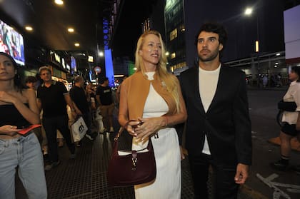 Nicole Neumann y su esposo José Manuel Urcera se acercaron al Teatro Broadway para disfrutar del estreno de Annie, el musical centrado en la vida de un grupo de niñas que viven en un orfanato que ya se revela como uno de los éxitos de la temporada