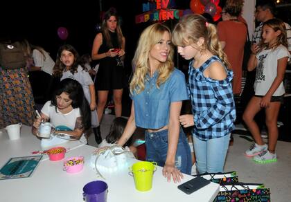 Nicole Neumann y su hija, compartiendo una divertida salida