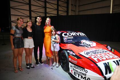 Nicole Neumann y sus hijas durante un evento de Manu Urcera