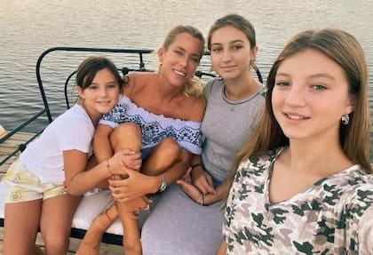Nicole Neumann y sus tres hijas, Indiana, Allegra y Sienna (Foto: Instagram)