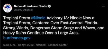 Nicole se degradó a tormenta tropical, según el Centro Nacional de Huracanes