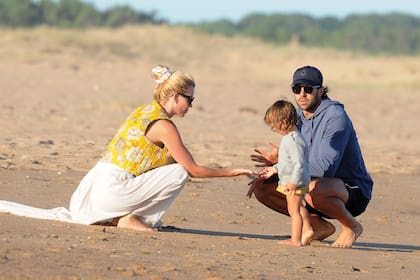 Nicole y Manu descansan antes de empezar un año laboral intenso en Punta del Este, donde también celebraron los quince años de Allegra, la hija de la modelo