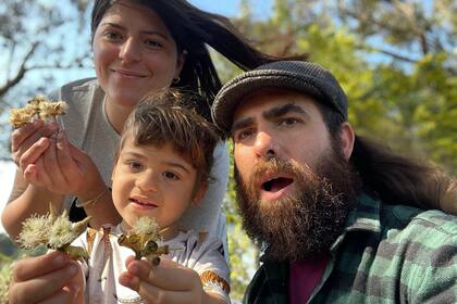 Nicole y Sebastián, junto a su hija, Atenea.