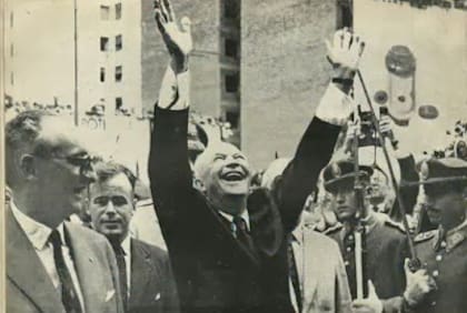 Nicou decía que durante la visita en 1960 del presidente Eisenhower a Mar del Plata, él le había regalado una medalla por su belleza, algo que nunca sucedió (Saludo del mandatario a los marplatenses; Fuente: ARCHIVO LN)