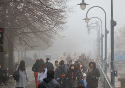 Niebla en la ciudad de Buenos Aires, centro, Puerto Madero y el Obelisco.