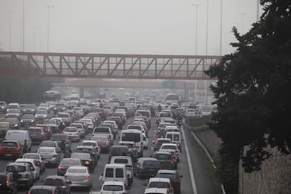 La combustión de los automóviles genera gases que dañan la atmósfera y favorecen el aumento de las temperaturas en el mundo
