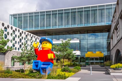 Niels Christiansen, director ejecutivo de Lego, invoca a Charles Darwin en su evaluación de por qué las empresas de la región tienen tanto éxito. “No es necesariamente el más fuerte el que sobrevive”, sino “el que se adapta a los cambios.”