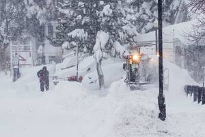 Nieve acumulada en un vecindario durante una tormenta, el 3 de marzo de 2024, en Truckee, California (Foto AP/Brooke Hess-Homeier)
