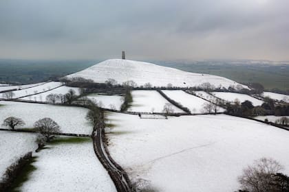 La nieve cubre Glastonbury Tor, mientras que se ha emitido una advertencia meteorológica para partes del Reino Unido por heladas y nieve