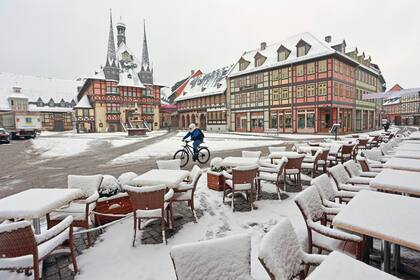 La nieve cubre la plaza del mercado en Wernigerode, Alemania