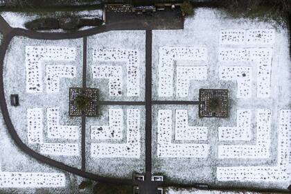 La nieve cubre el cementerio de Almond Lane en Stevenage, Hertfordshire, Inglaterra