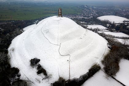 Glastonbury Tor, Inglaterra, cubierto de nieve