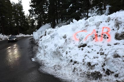 La pintura en aerosol indica dónde está enterrado un automóvil en un banco de nieve después de que una serie de tormentas invernales dejaran caer cerca de tres metros de nieve en las montañas de San Bernardino en el sur de California