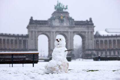 Un muñeco de nieve en el Parque del Cincuentenario cubierto de nieve en Bruselas