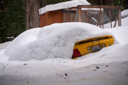 Un automóvil está enterrado en la nieve en Sunnyside Drive después de las recientes tormentas de nieve en Magra. Partes de California se han cubierto con cantidades récord de fuertes nevadas en las últimas semanas.