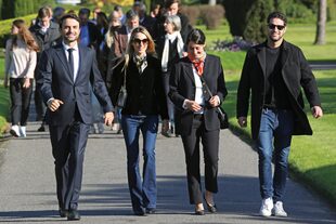 Nieves Zuberbühler y su pareja desde hace tres años, el empresario sudafricano James Wyman, caminan tomados de la mano junto a Franca Cullen (nieta de Iñaki) y Yago Zavalía.