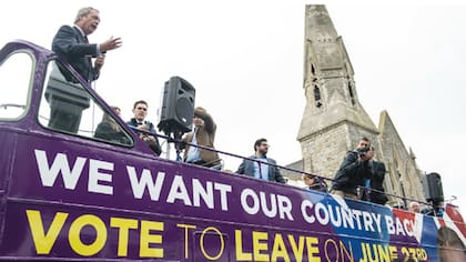 Nigel Farage (izq.), durante la campaña para que el Reino Unido salga de la Unión Europea