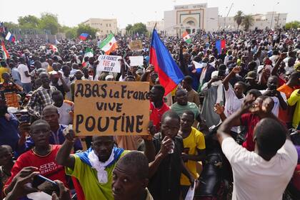 Níger participa en una marcha convocada por seguidores del líder del golpe de estado, el General Abdourahmane Tchiani, en Niamey, Níger, el domingo 30 de julio de 2023. 