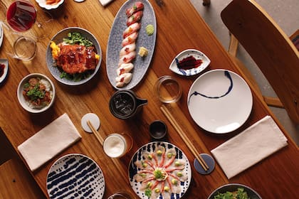 Sushi y cerdo en la mesa opulenta de Nika.